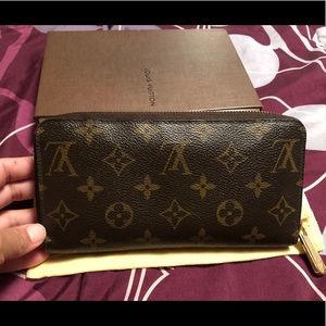 Authentic Louis Vuitton Zippy monogram wallet